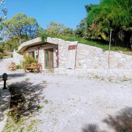 Assos Sivrice Deveboyun Misafir Evi *